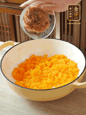 加火腿絲拌均，分成37g一個(gè)餡料，冷凍30分鐘