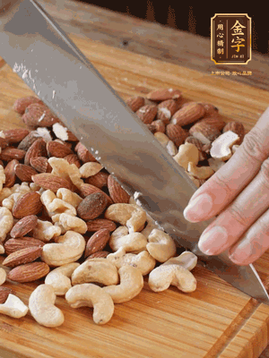 熟堅(jiān)果切成大顆粒，加入杏仁片、白芝麻、火腿絲、熟糯米粉、玫瑰花醬、花生油、水怡攪拌均勻，捏成52g一個(gè)的小球