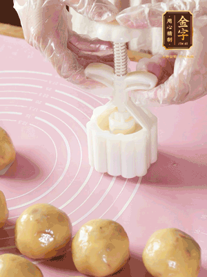 收緊虎口搓圓，裹上一層面粉，放入模具壓一壓