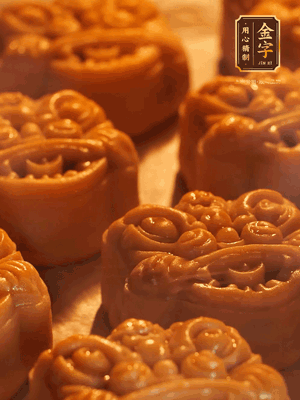 表面噴上水，烤箱預(yù)熱至190℃，170℃烤10分鐘