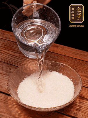 大米提前浸泡30分鐘。干香菇泡發(fā)切成條；蝦米提前浸泡2小時(shí)