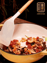 蔥白、干香菇、蝦米、香腸片略微翻炒才出香味，然后倒入料汁（生抽3勺、蠔油2勺、胡椒粉少許）、大米拌勻