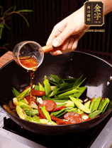 下蒜苗炒軟，沿鍋邊烹入一勺料酒，加醬油、蠔油、白糖調(diào)味炒勻