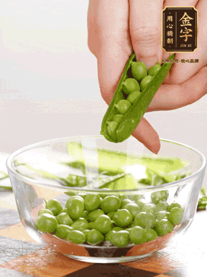 處理食材，藕切片，豌豆剝殼，菱角剝殼， 依次焯水