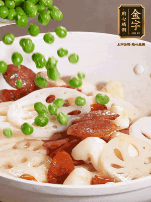 熱油下鍋，爆香香腸