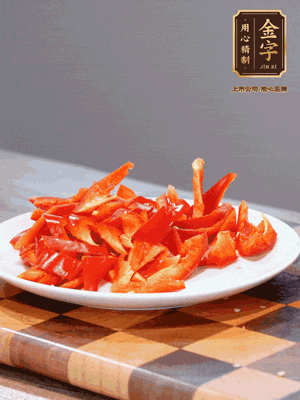 藕帶洗凈，斜切成小段備用、姜切絲、蒜切片、辣椒斜切，再切少許蒜