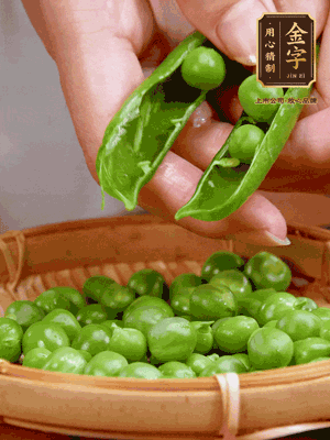甜豆去殼，剝出甜豆米。百合小心剝成片。