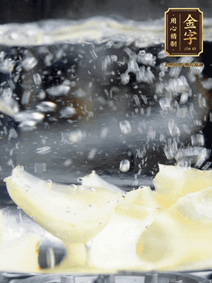 燒開一鍋水，甜豆米、百合燙10秒