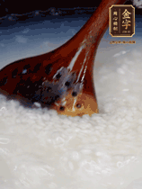 大米淘洗干凈，水開放入大米，煮3分鐘，煮到用手可以掐斷大米，撈出瀝干備用