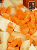 加土豆、胡蘿卜翻炒，隨后加入豆角、1勺鹽、1勺生抽、1勺蠔油、半勺老抽煸炒均勻