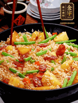 加水，沒過大部分食材。把瀝干水分的米飯均勻地鋪在上面，筷子戳幾個洞