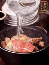 所有食材放入電飯鍋，加2勺料酒，足量的開水，按煲湯鍵煮湯