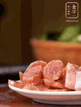 金字咸肉、金字香腸煮熟。咸肉切條、香腸切片備用。