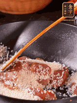 咸肉香腸下鍋煸出油脂香味，倒入洗凈的大米攪拌