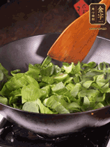 上海青切碎，用豬油炒到半熟