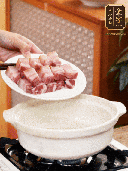 鍋內(nèi)倒油，下咸肉微微煸炒，再放排骨炒一下