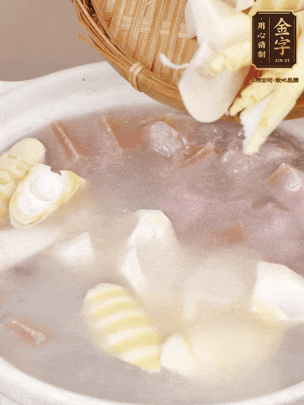 小火燉20分鐘后，放入春筍燉15分鐘