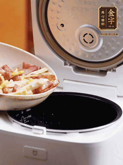 和洗凈的大米一起倒入電飯煲，攪拌均勻。水剛好沒(méi)過(guò)大米