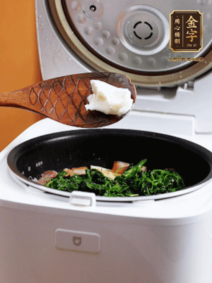 放入電飯鍋、加1勺豬油翻拌均勻