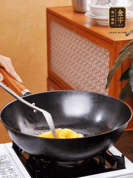 熱油，下雞蛋液煎好，盛出備用