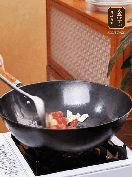 熱油，香腸微微煸出香味，加蒜片、小米辣