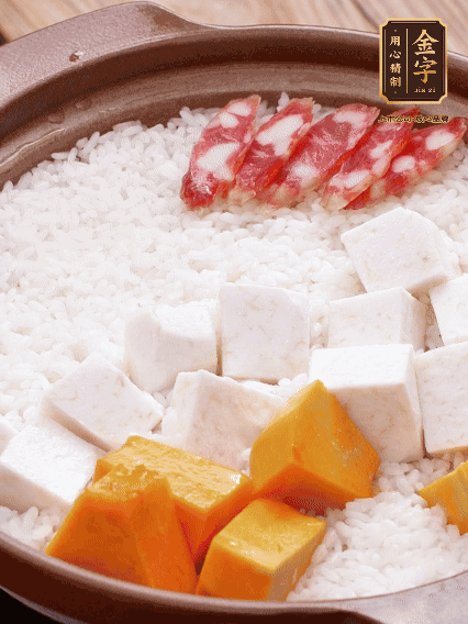 砂鍋涂油，放入泡好的大米。鋪上芋頭、南瓜，倒入開(kāi)水剛好沒(méi)過(guò)，中火煮到水收干