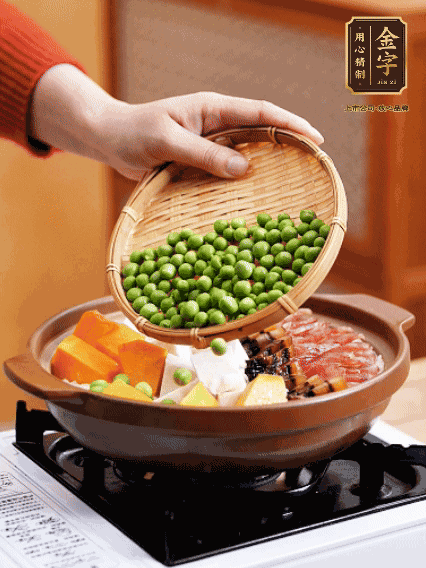 再鋪上臘腸、醬油肉、豌豆，小火煲6分鐘