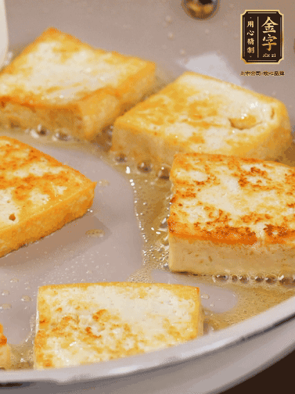 豆腐切片，兩面煎一下備用；春筍切段