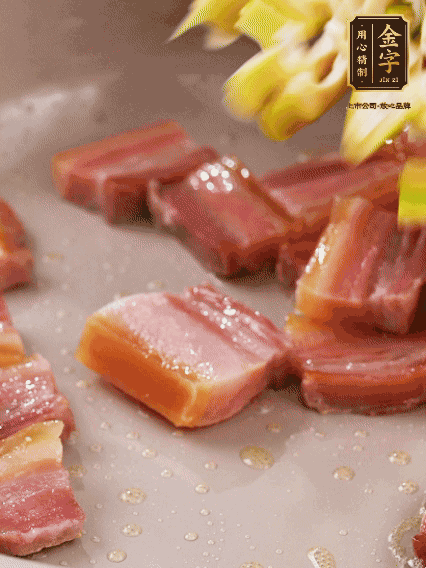 再放春筍翻炒一下，倒入砂鍋中，加適量的熱水，大火燜煮6分鐘