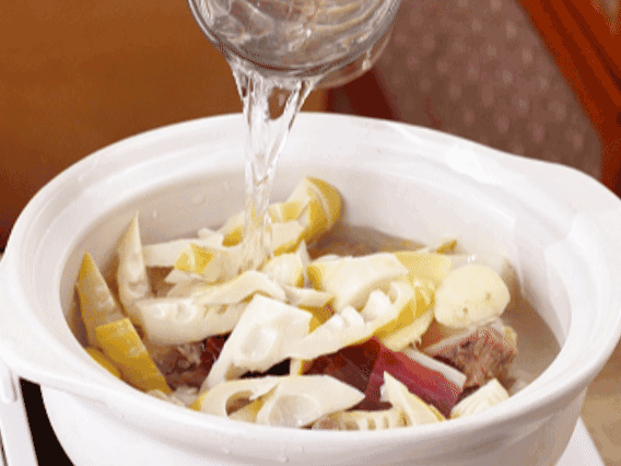 砂鍋中依次放入姜片、雞肉、春筍、火腿，加入足量的水，大火燒開后，轉小火燉40分鐘