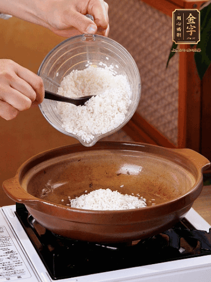 砂鍋中倒入煎羊肚菌的油，涂勻。加入提前浸泡過1小時(shí)的生米，再加入和生米齊平的水,,蓋蓋子，大火煮沸后轉(zhuǎn)小火煮至水分微干