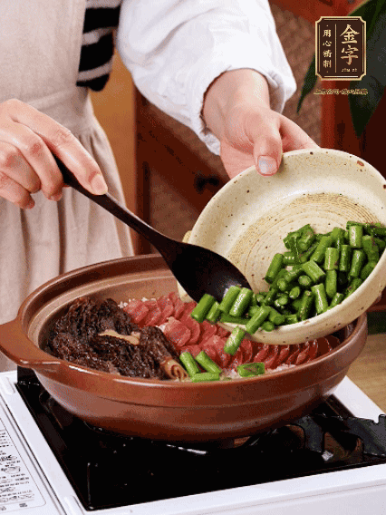 鋪上金字香腸、羊肚菌、蘆筍，蓋蓋子燜7分鐘