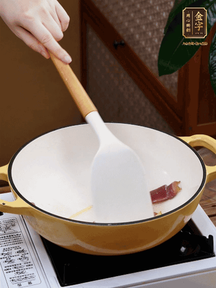 油熱，姜絲、火腿微微煸出香味