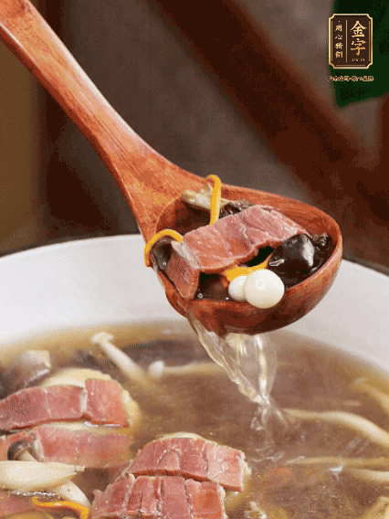 加羊肚菌、雞縱菌、蟲草花、海鮮菇、白玉菇再煮20分鐘