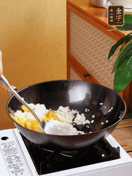 3個雞蛋攪成蛋液，下鍋煎至5成熟