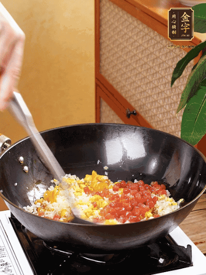 放隔夜飯攪散，加香腸，1勺生抽、半勺鹽調(diào)味。最后撒蔥花