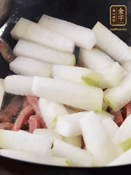 再下冬瓜微微煸炒，加一小碗水，中小火煨5分鐘