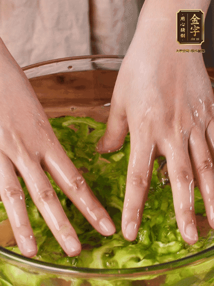 苦瓜去瓤切片，用鹽腌20分鐘，反復洗凈去苦味