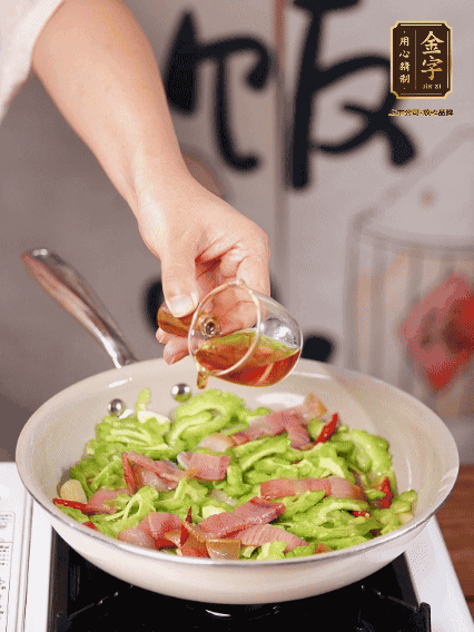 淋一圈料酒，少許糖調味