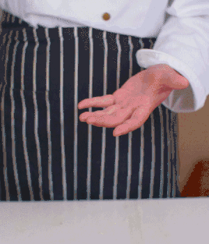 小蔥切碎，淡火腿切碎。