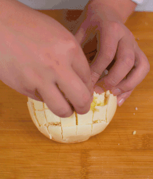 在縫隙里塞適量馬蘇里拉奶酪、再塞入淡火腿碎。