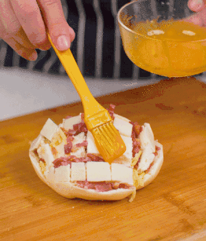 放在烤盤上，表面先刷一層玉米油，再刷一層蛋黃液。