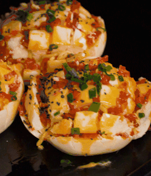 灑適量小蔥和黑芝麻，放入預熱的烤箱180度15分鐘。