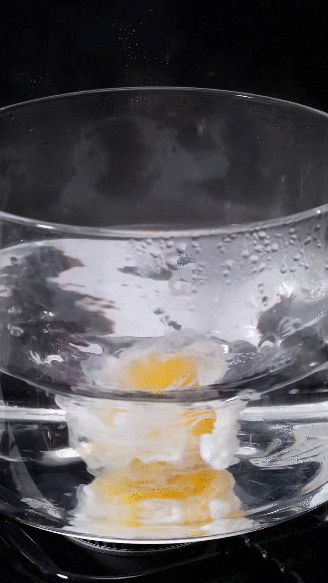 水開加入白醋和雞蛋，做成水波蛋
