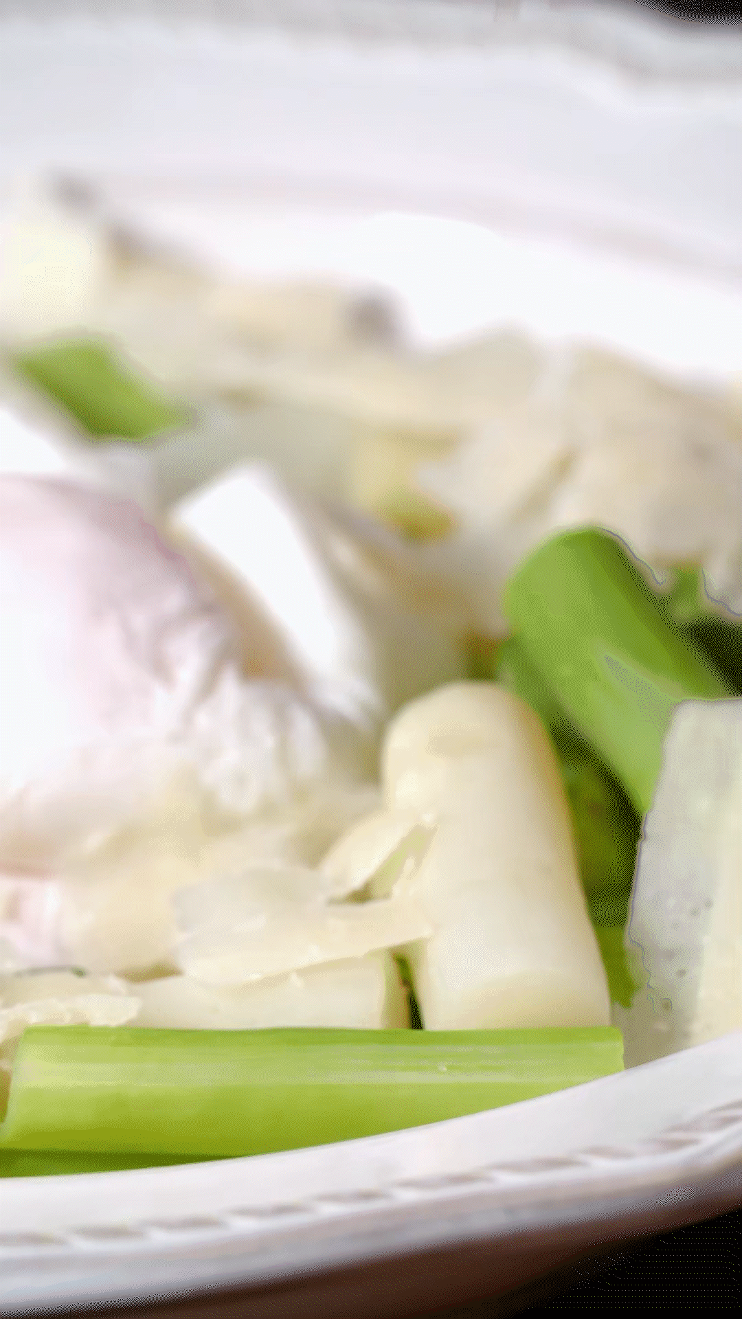 盤中放上蘆筍和雞蛋后，刨上適量干酪
