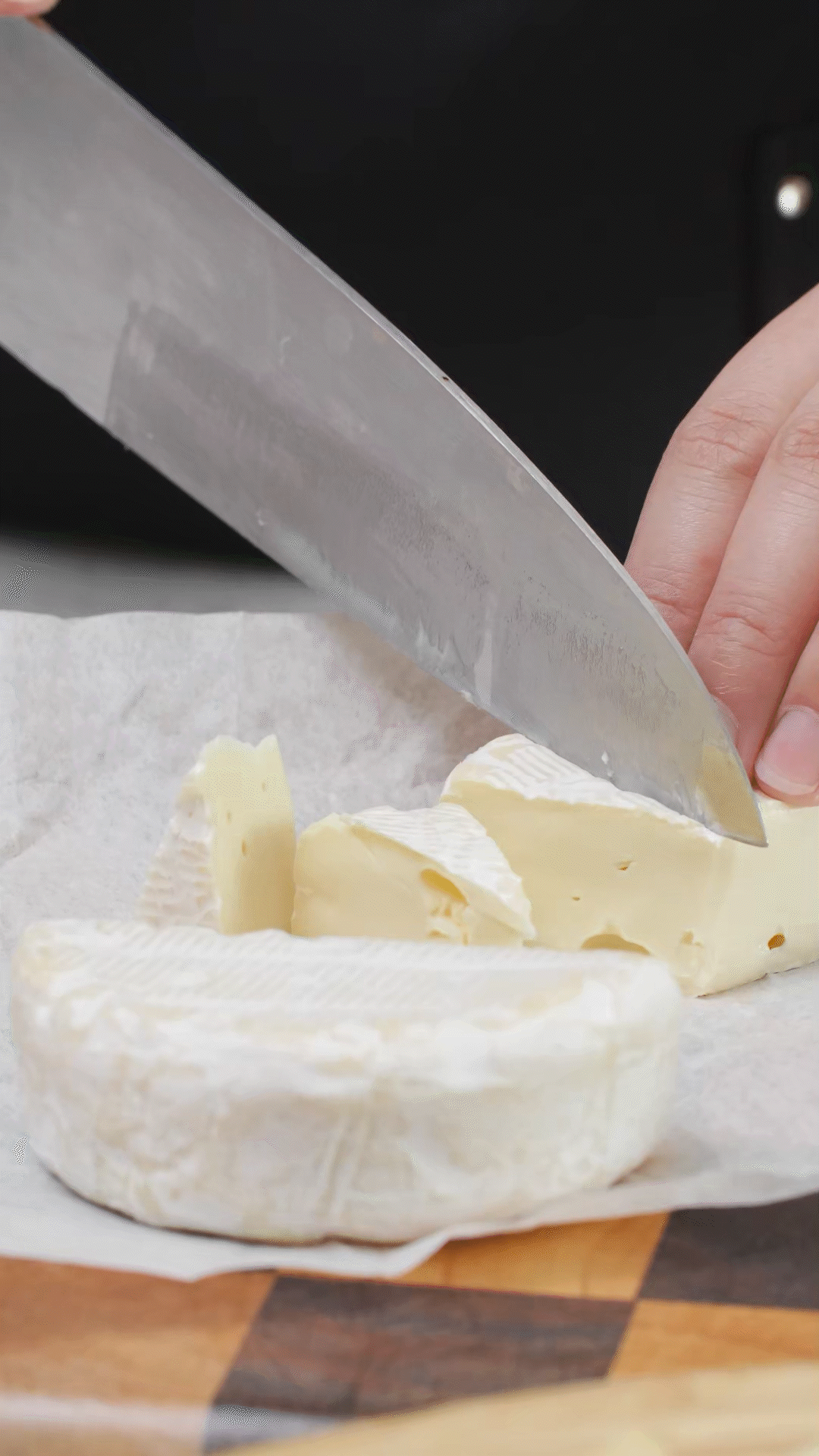 ①布里奶酪切塊、蘇打餅干掰成合適大小