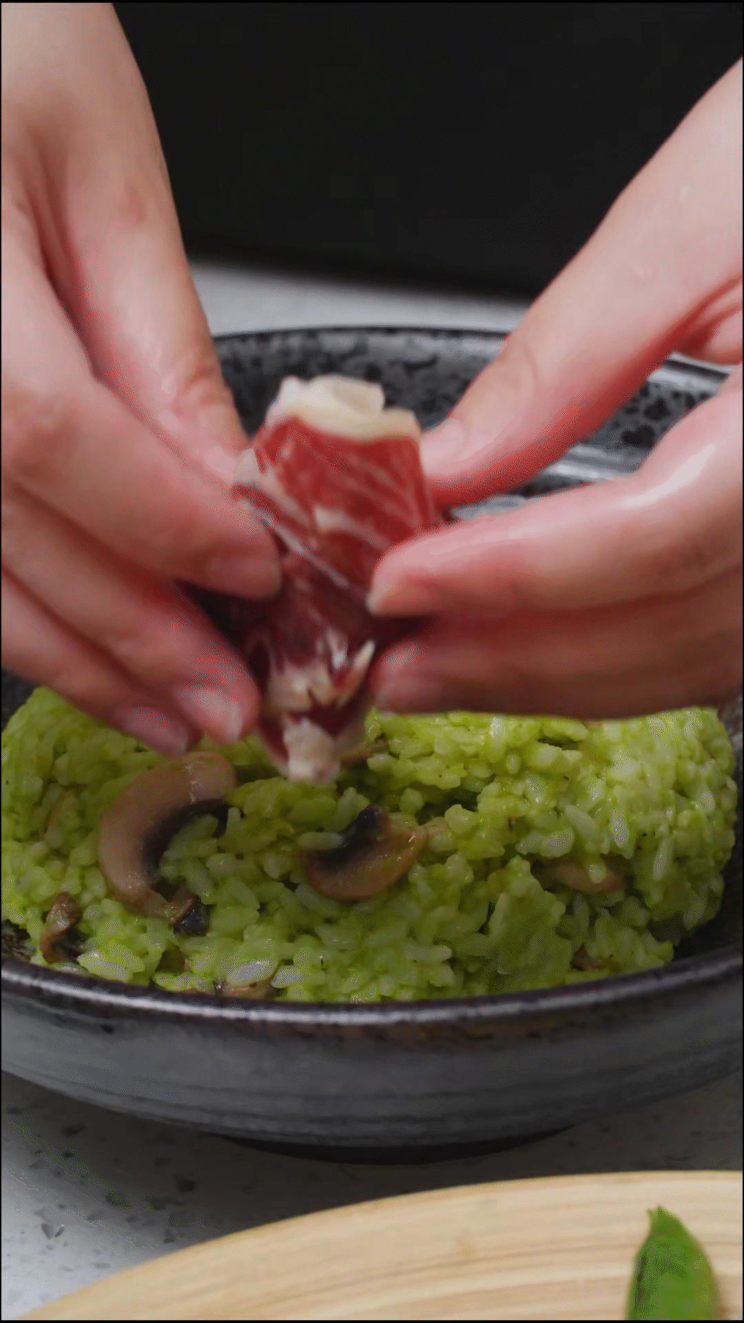 鍋中放入口蘑煎軟后，加一碗煮好的米飯
