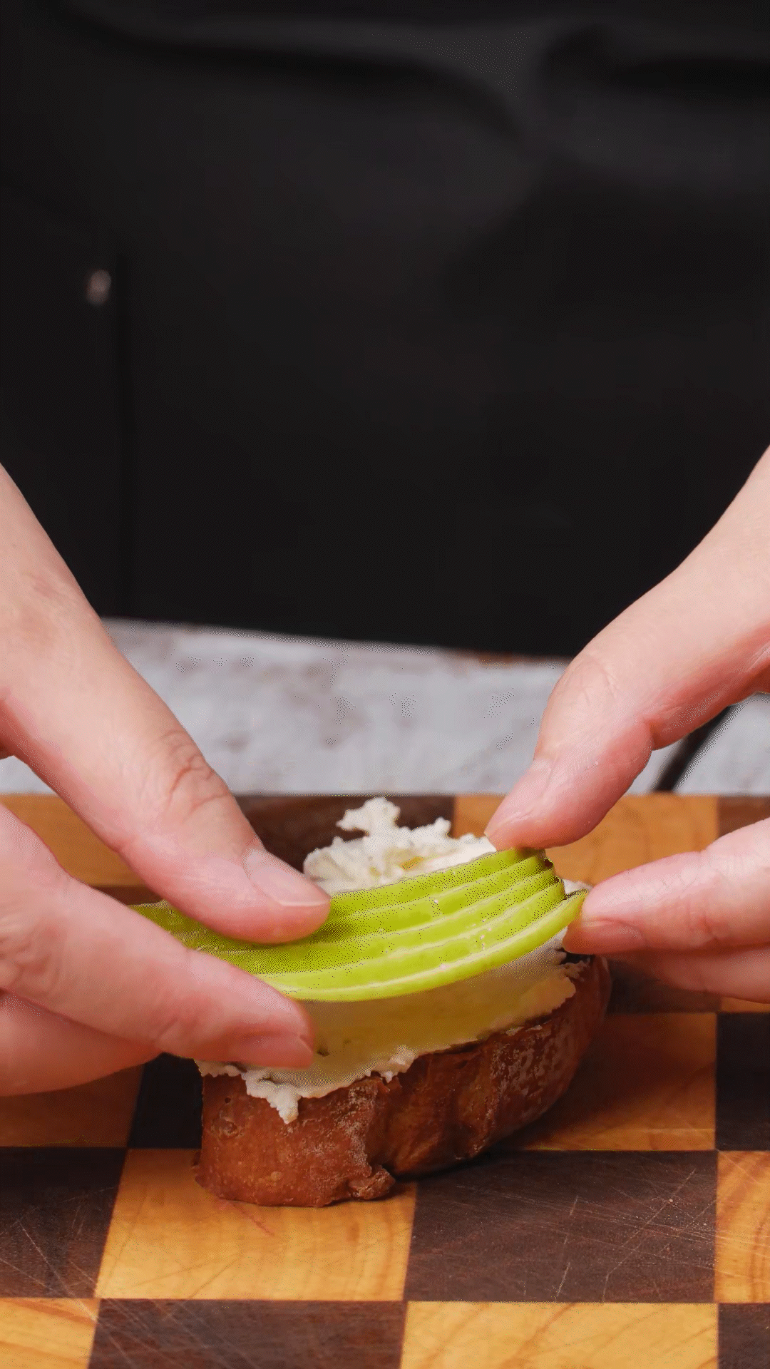 歐包抹上奶酪依次放上：蘋果、梨、藍莓
