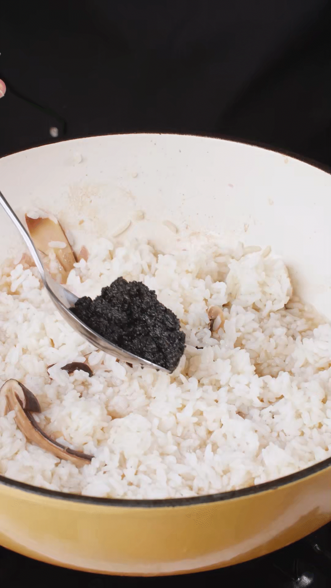 底油放入洋蔥爆香后加入黑皮雞樅菇、口蘑，用白葡萄酒增鮮
