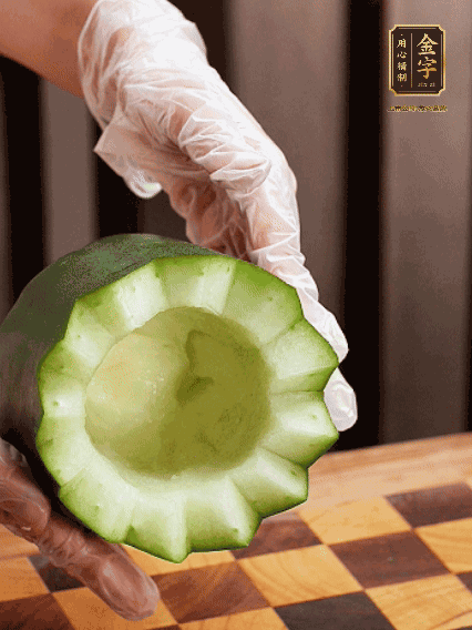 將小冬瓜洗凈，頂端切開(kāi)去瓜瓤，改刀切口呈鋸齒狀